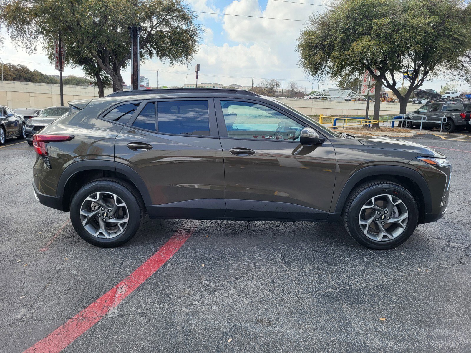 Used 2024 Chevrolet Trax LT w/ Driver Confidence Package image 2