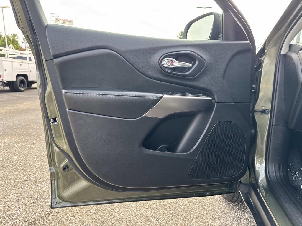 Used 2019 Jeep Cherokee Latitude w/ Popular Appearance Group image 18