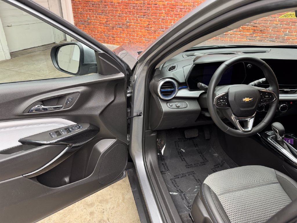Used 2025 Chevrolet Trax LT w/ Driver Confidence Package FWD image 8