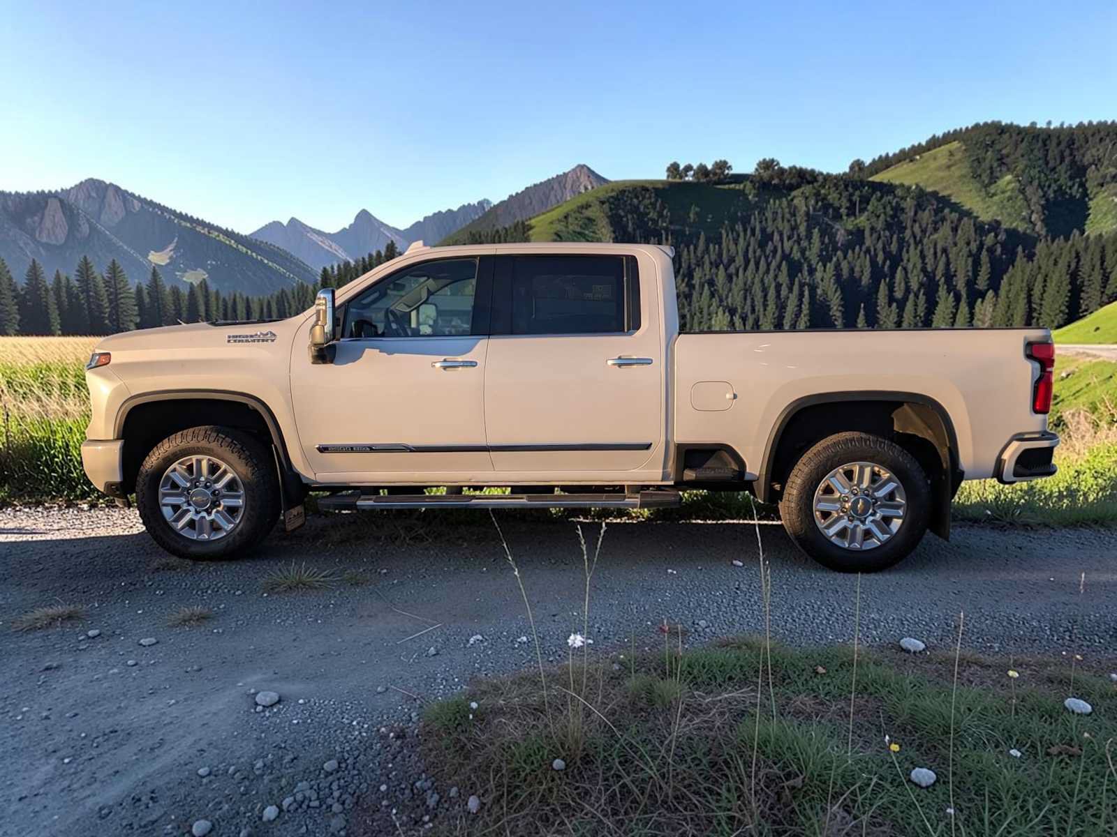 Used 2024 Chevrolet Silverado 2500 High Country w/ High Country Premium Package AWD/4WD image 3