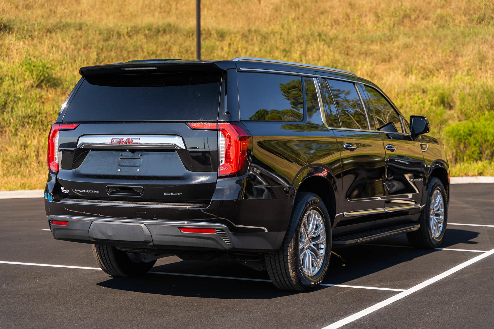 Used 2023 GMC Yukon XL SLT w/ SLT Premium Package AWD/4WD image 7