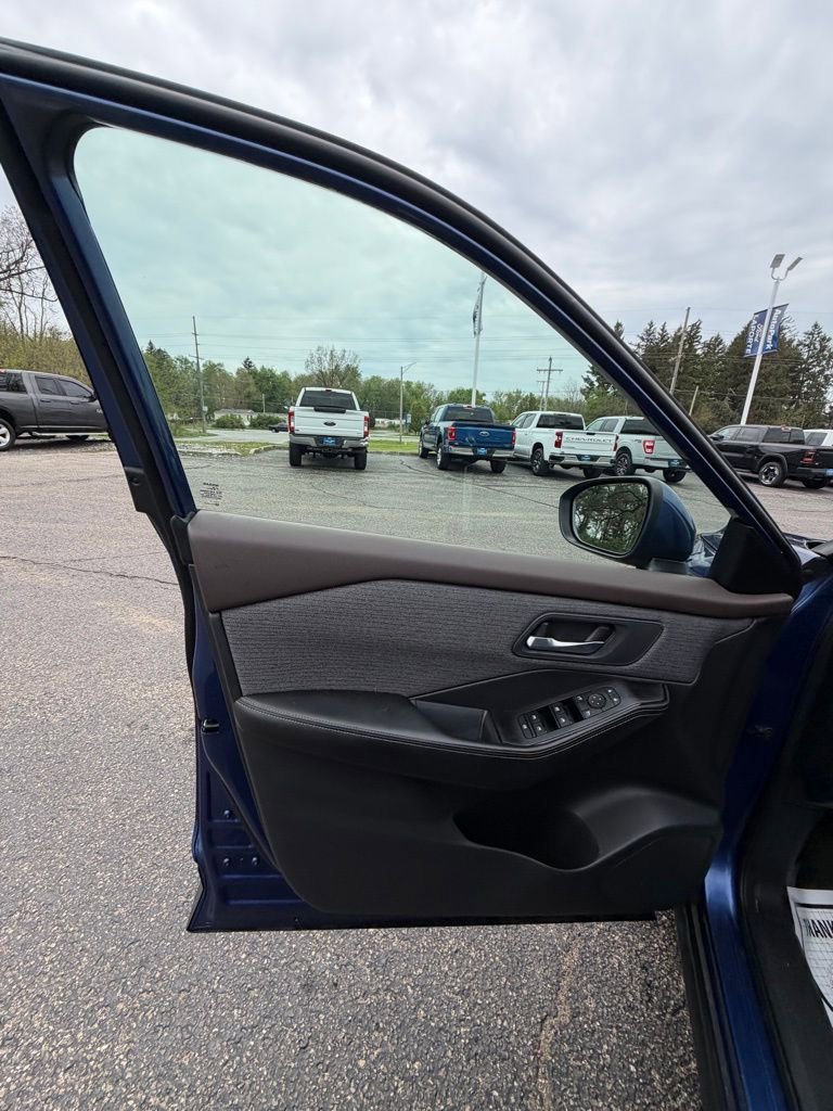 Used 2022 Nissan Rogue SV AWD/4WD image 5