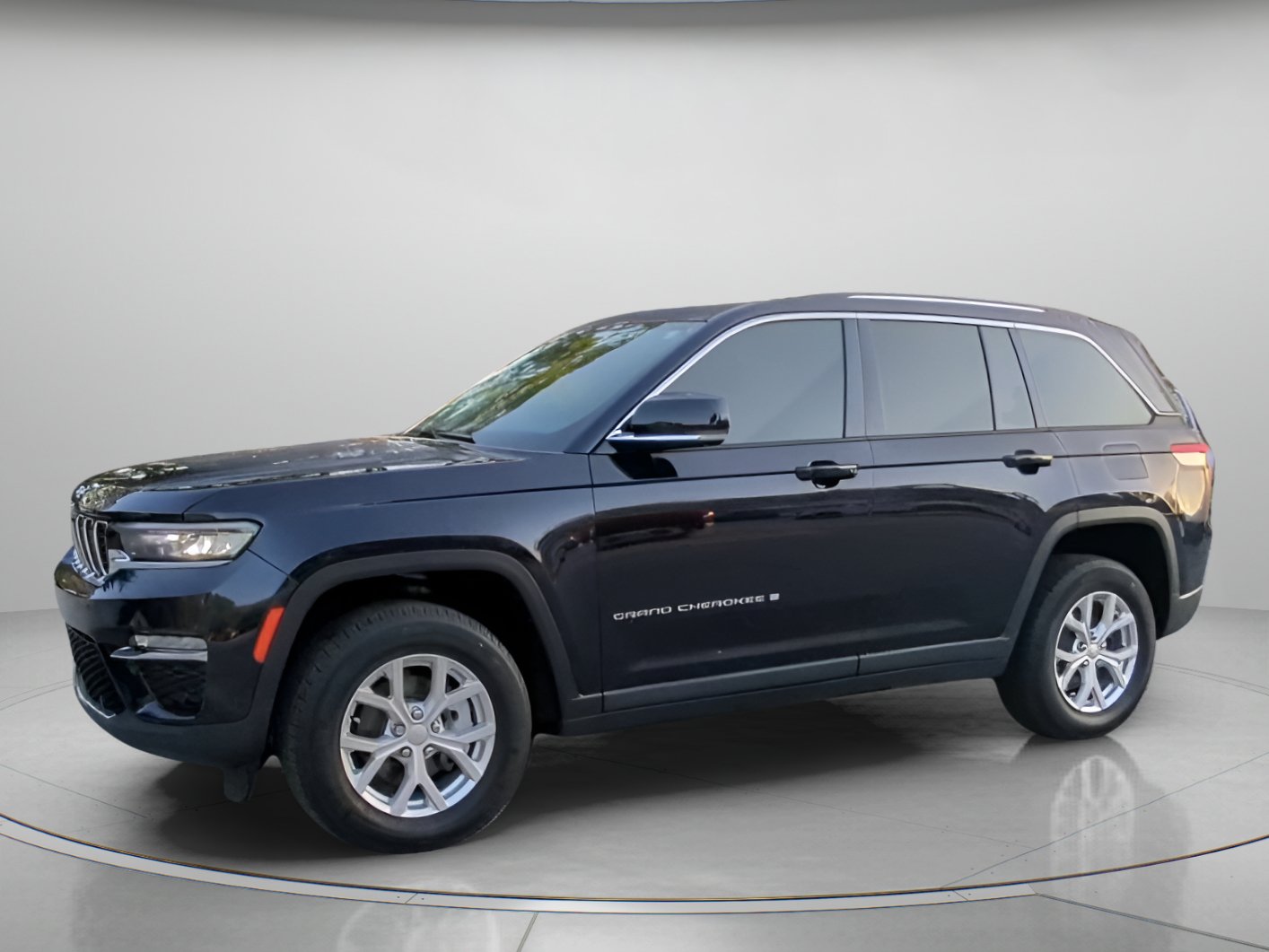 Used 2023 Jeep Grand Cherokee Limited w/ Luxury Tech Group II AWD/4WD image 14