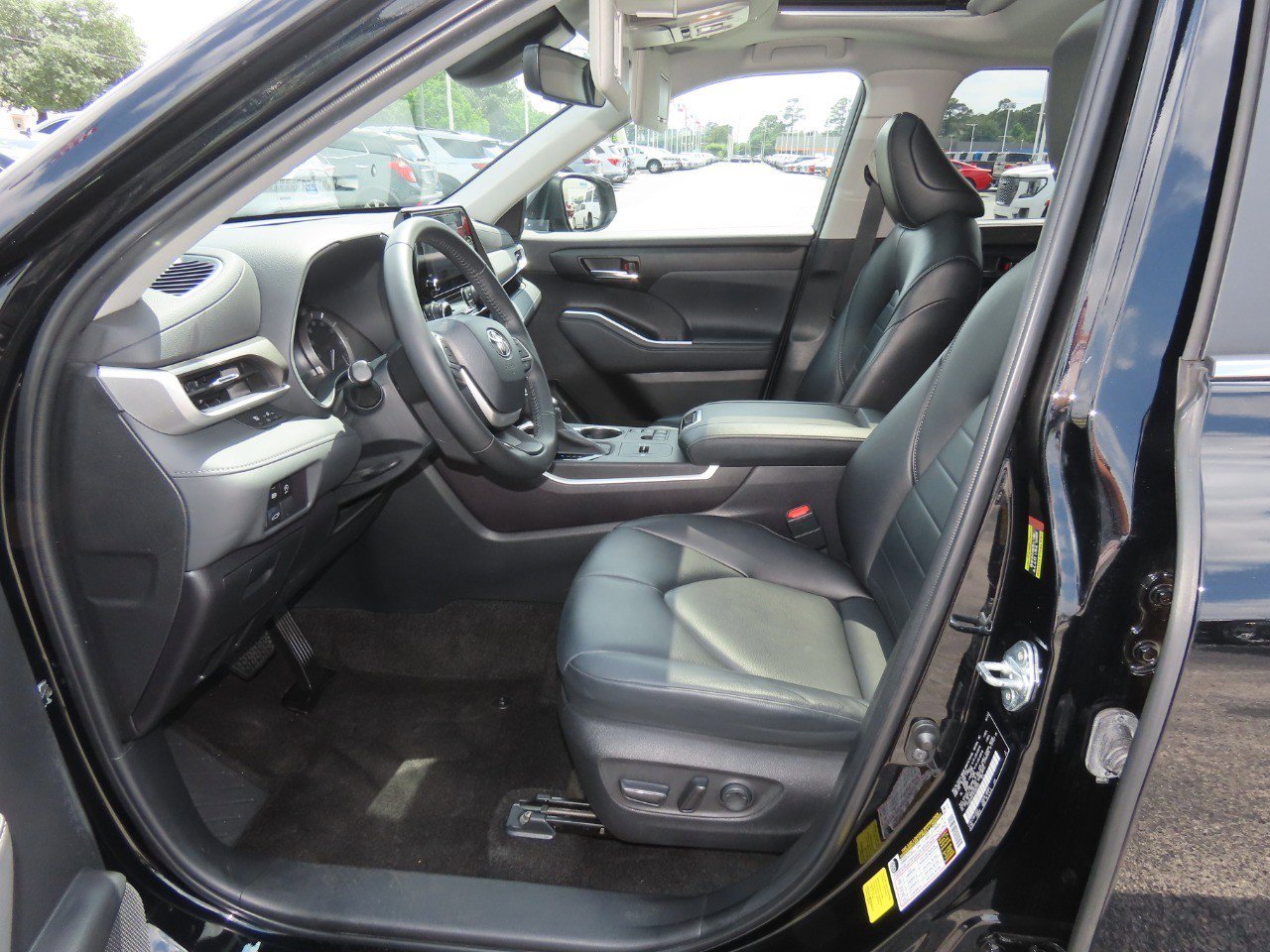 Used 2023 Toyota Highlander XLE FWD image 25