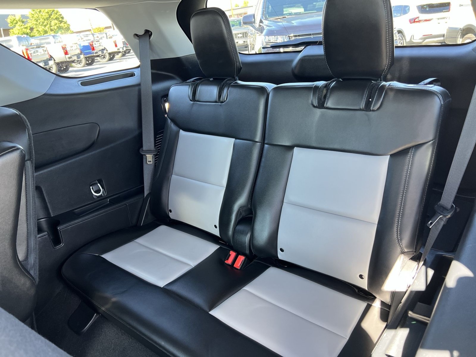 Certified 2024 Ford Explorer XLT w/ Equipment Group 202A RWD image 32