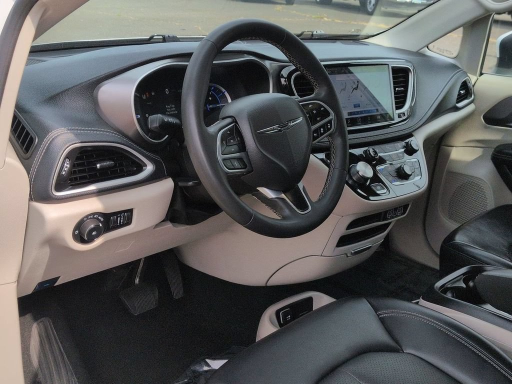 Used 2023 Chrysler Pacifica Touring-L FWD image 11
