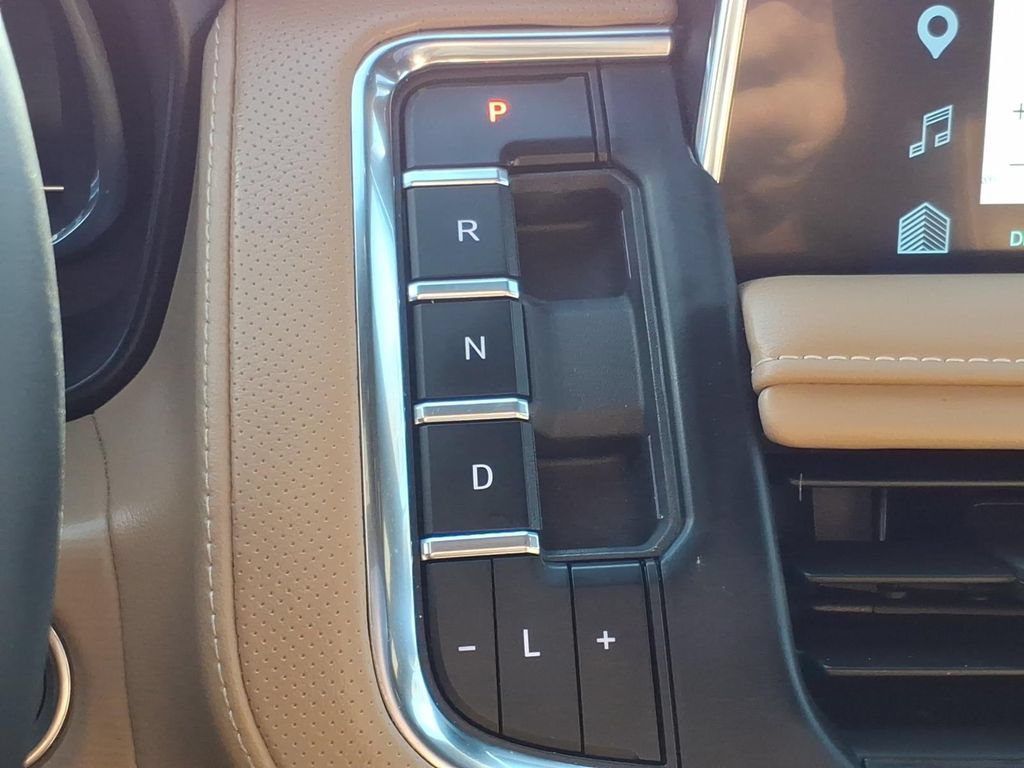 Used 2024 Chevrolet Suburban Premier AWD/4WD image 23