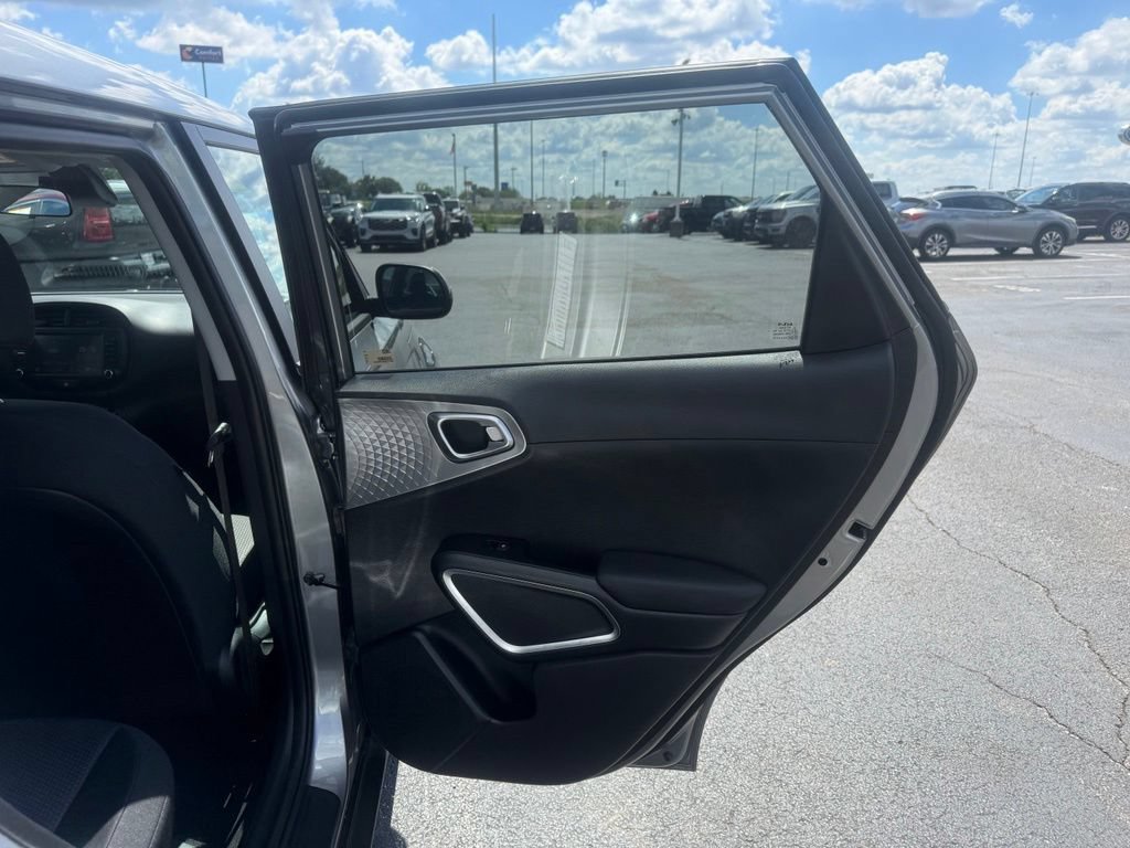 Used 2025 Kia Soul LX w/ LX Technology Package FWD image 39