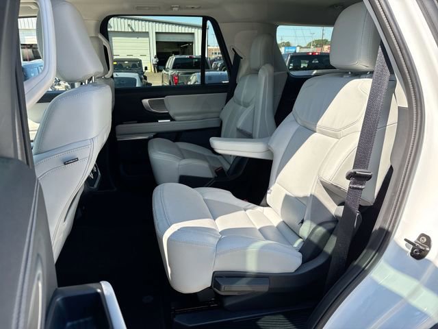 Certified 2025 Ford Expedition Platinum image 18