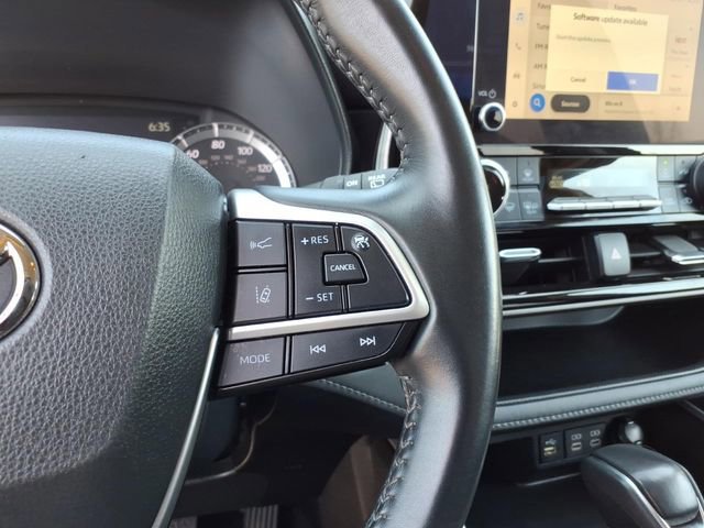 Used 2023 Toyota Highlander LE image 23