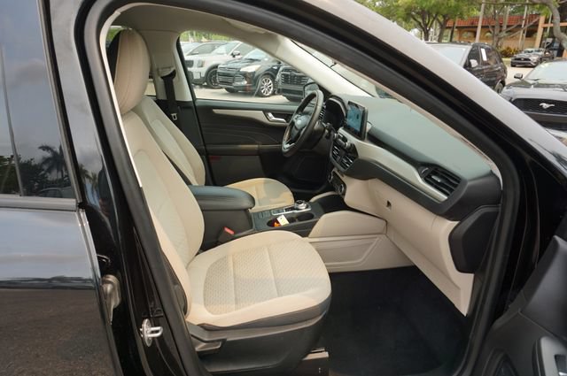 Certified 2021 Ford Escape SE w/ SE Sport Appearance Package FWD image 3