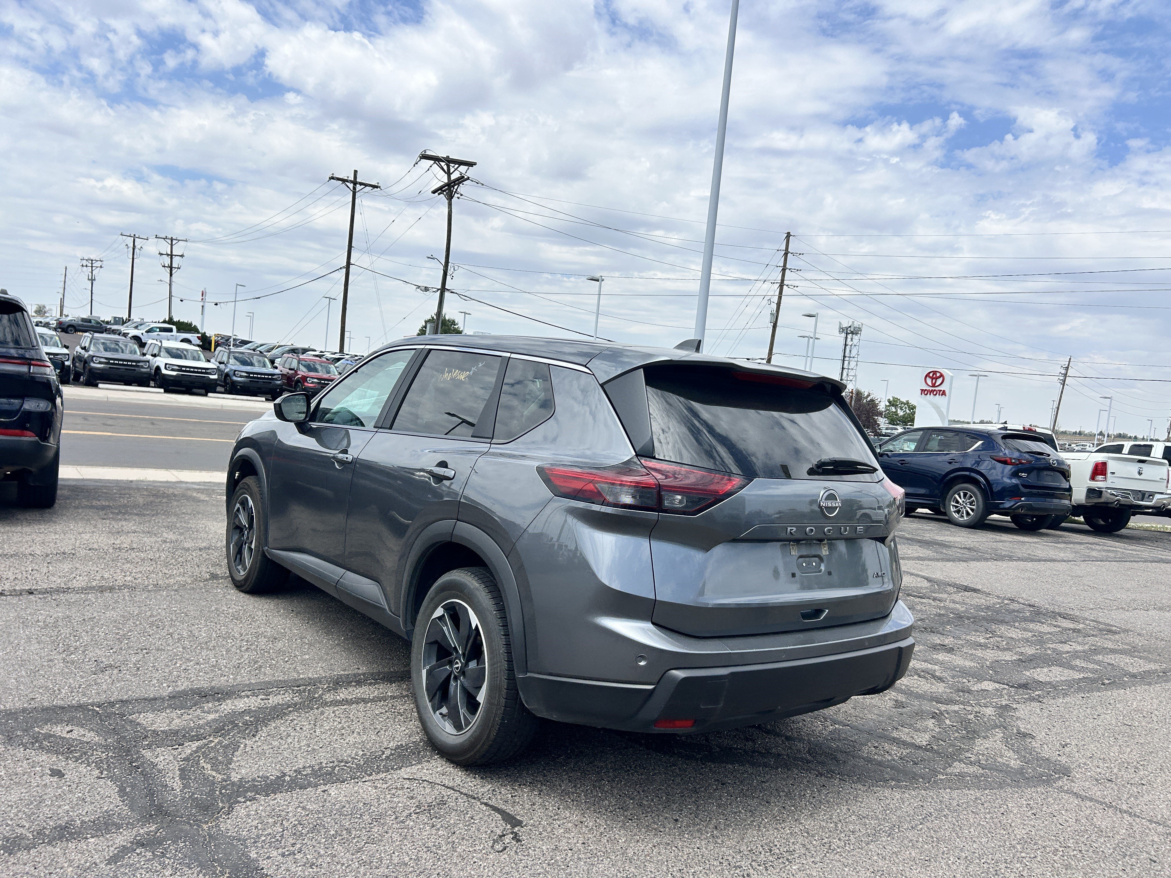 Used 2025 Nissan Rogue SV AWD/4WD image 3