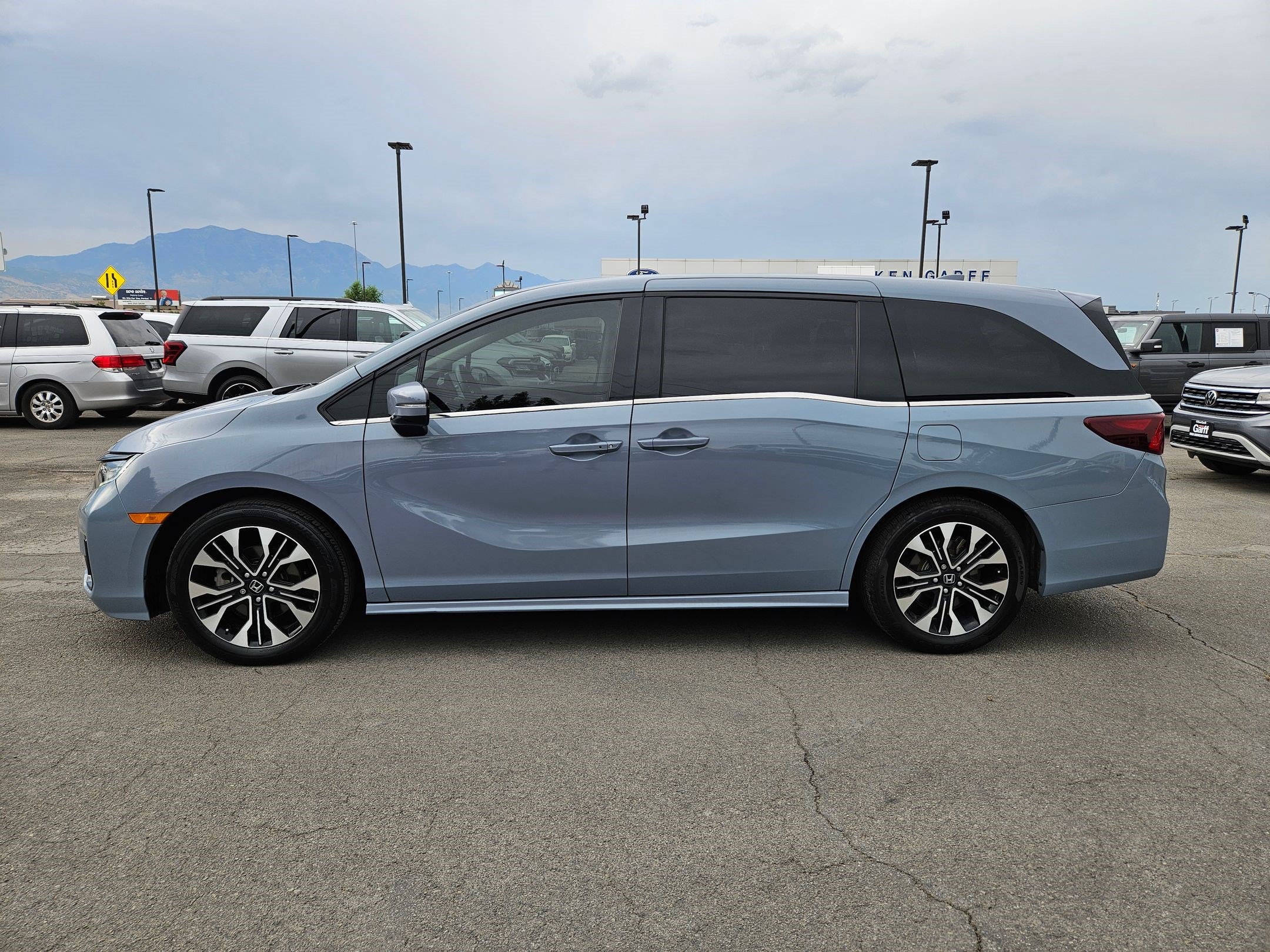 Used 2025 Honda Odyssey Elite image 9