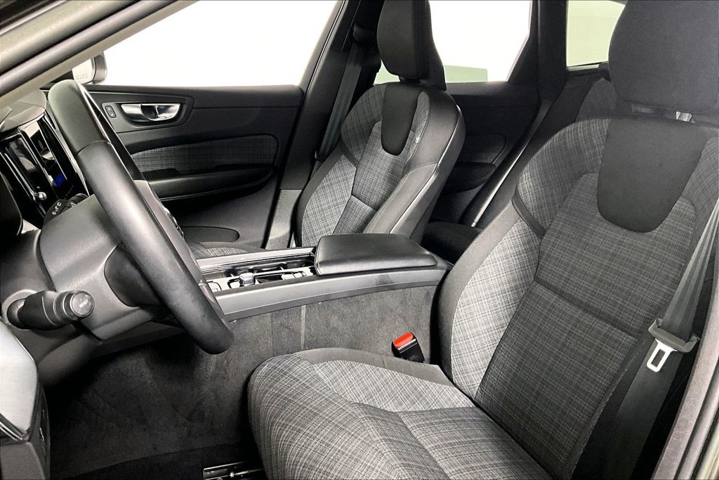 Used 2022 Volvo XC60 B5 Momentum FWD image 25