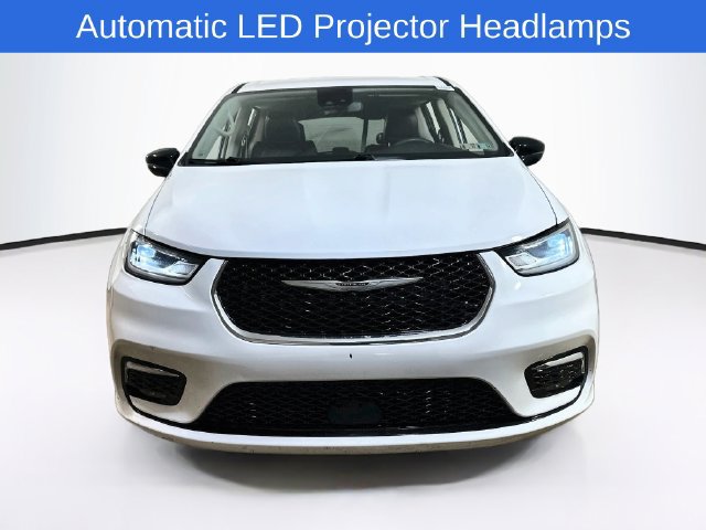 Used 2024 Chrysler Pacifica Touring-L FWD image 2