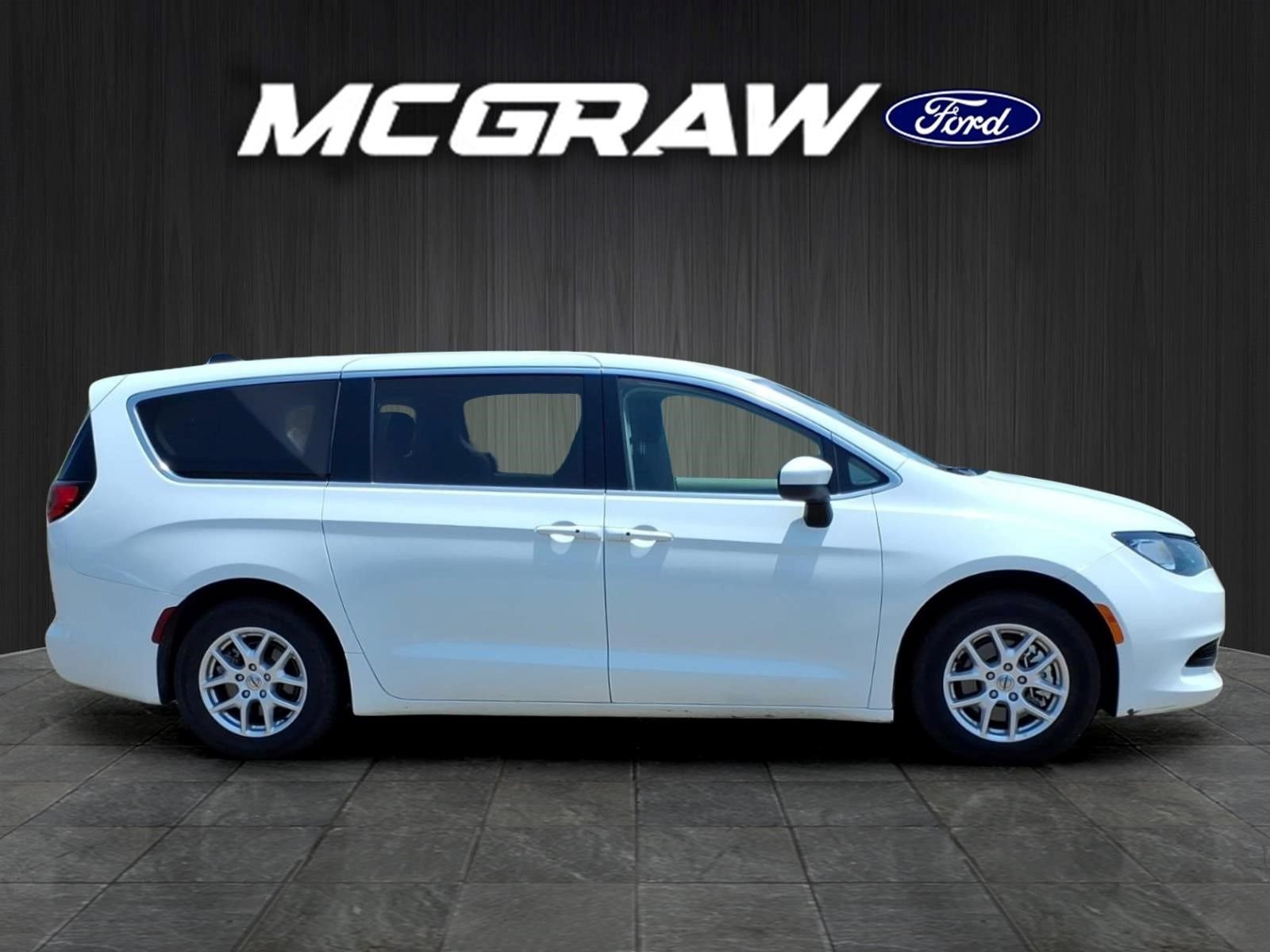 Used 2023 Chrysler Voyager LX FWD image 7