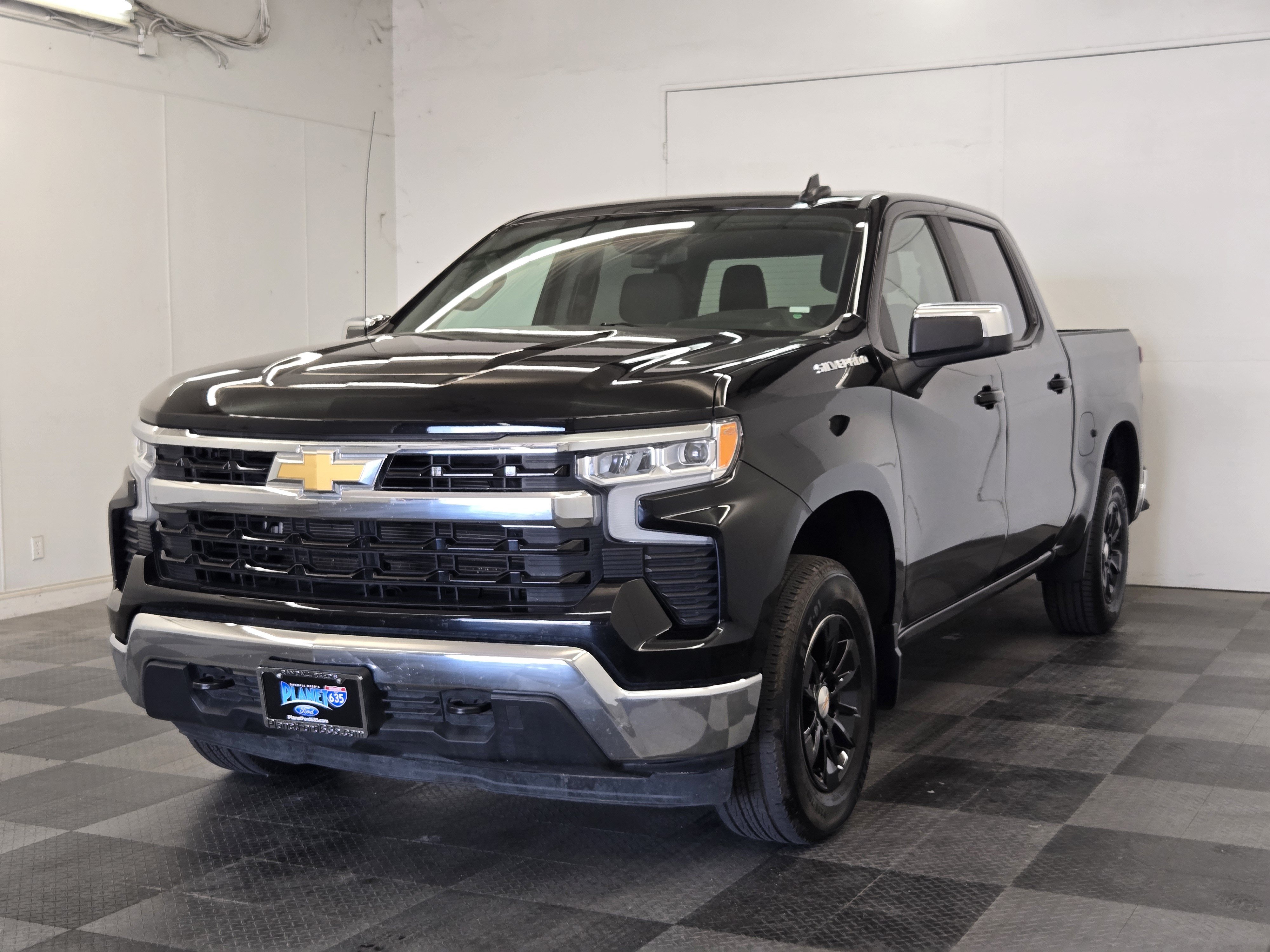 Used 2025 Chevrolet Silverado 1500 LT AWD/4WD image 3