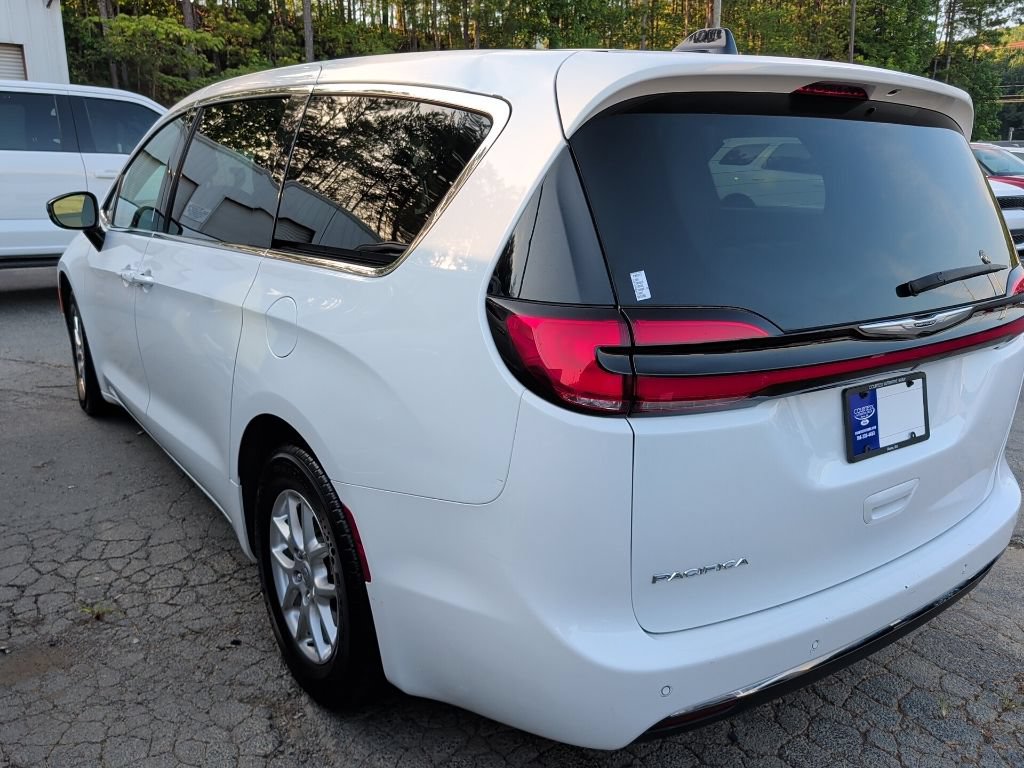 Used 2024 Chrysler Pacifica Touring-L FWD image 5