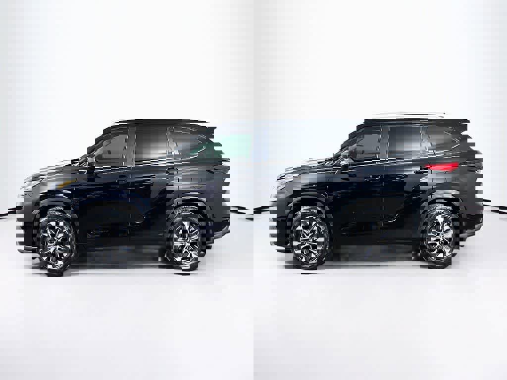 Used 2023 Toyota Highlander XLE image 3