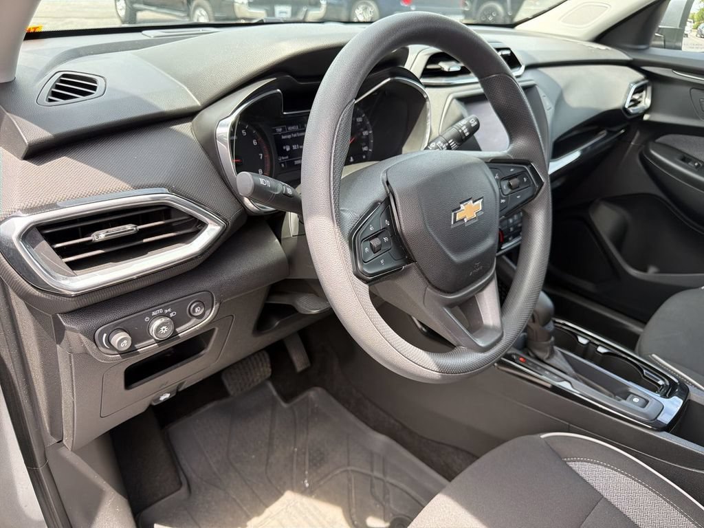 Used 2023 Chevrolet TrailBlazer LT FWD image 12
