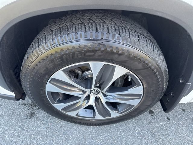 Used 2022 Toyota Highlander XLE AWD/4WD image 13