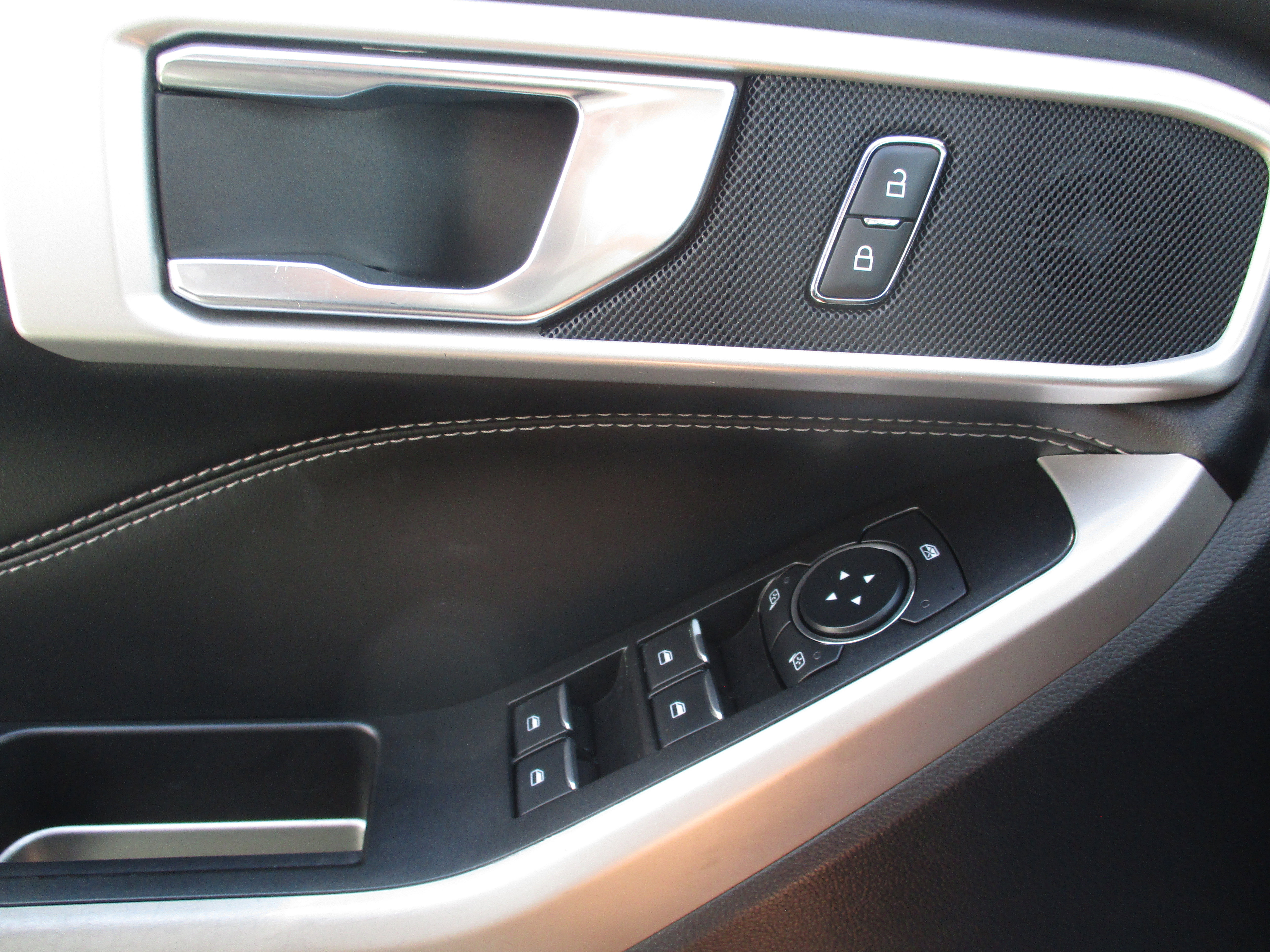 Certified 2022 Ford Explorer XLT w/ Equipment Group 202A image 15