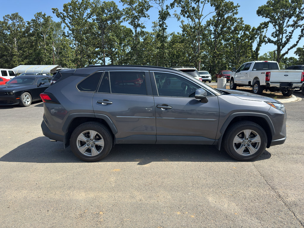 Used 2022 Toyota RAV4 XLE w/ Convenience Package FWD image 4