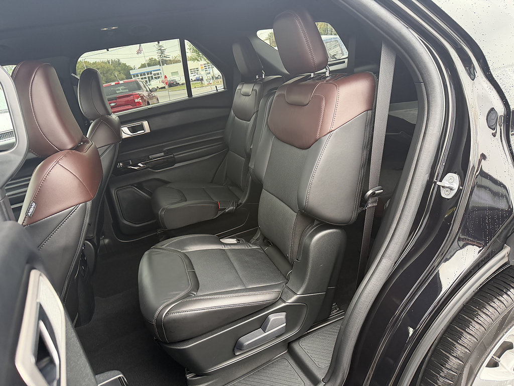 Certified 2024 Ford Explorer Platinum w/ Technology Package AWD/4WD image 12