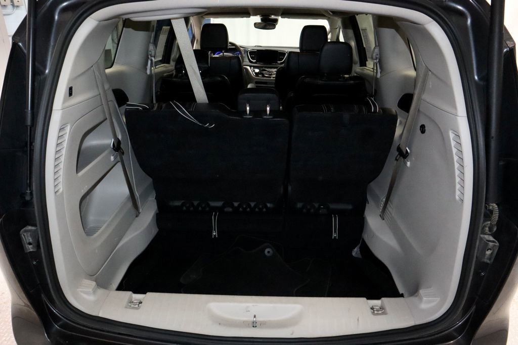 Used 2023 Chrysler Pacifica Touring-L FWD image 14