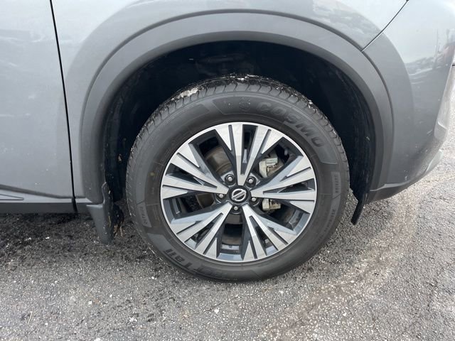 Used 2021 Nissan Rogue SV image 2