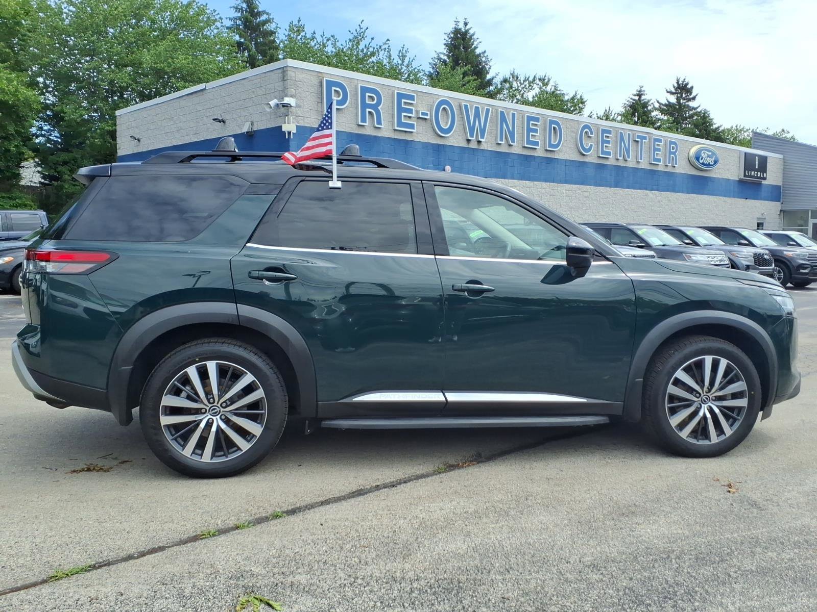 Used 2022 Nissan Pathfinder Platinum w/ Lighting Package (N93) AWD/4WD image 2