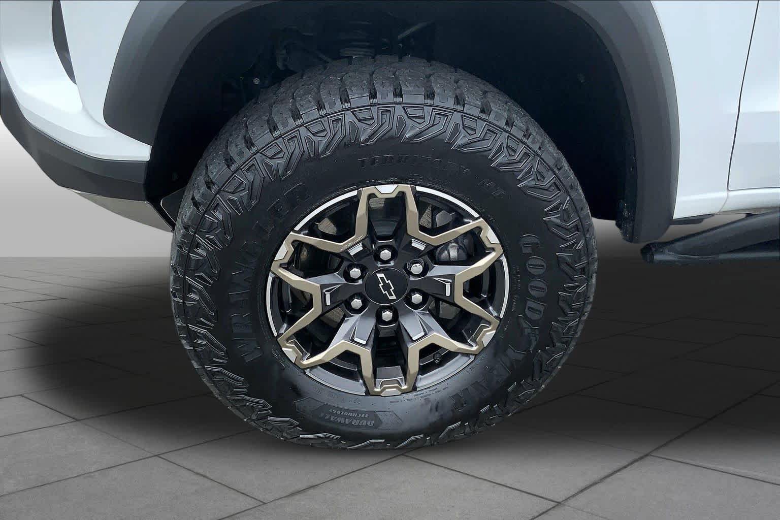 Used 2024 Chevrolet Colorado ZR2 w/ ZR2 Convenience Package III AWD/4WD image 11