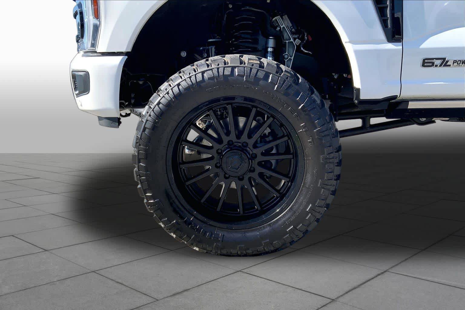 Certified 2025 Ford F250 Platinum w/ FX4 Off-Road Package AWD/4WD image 11