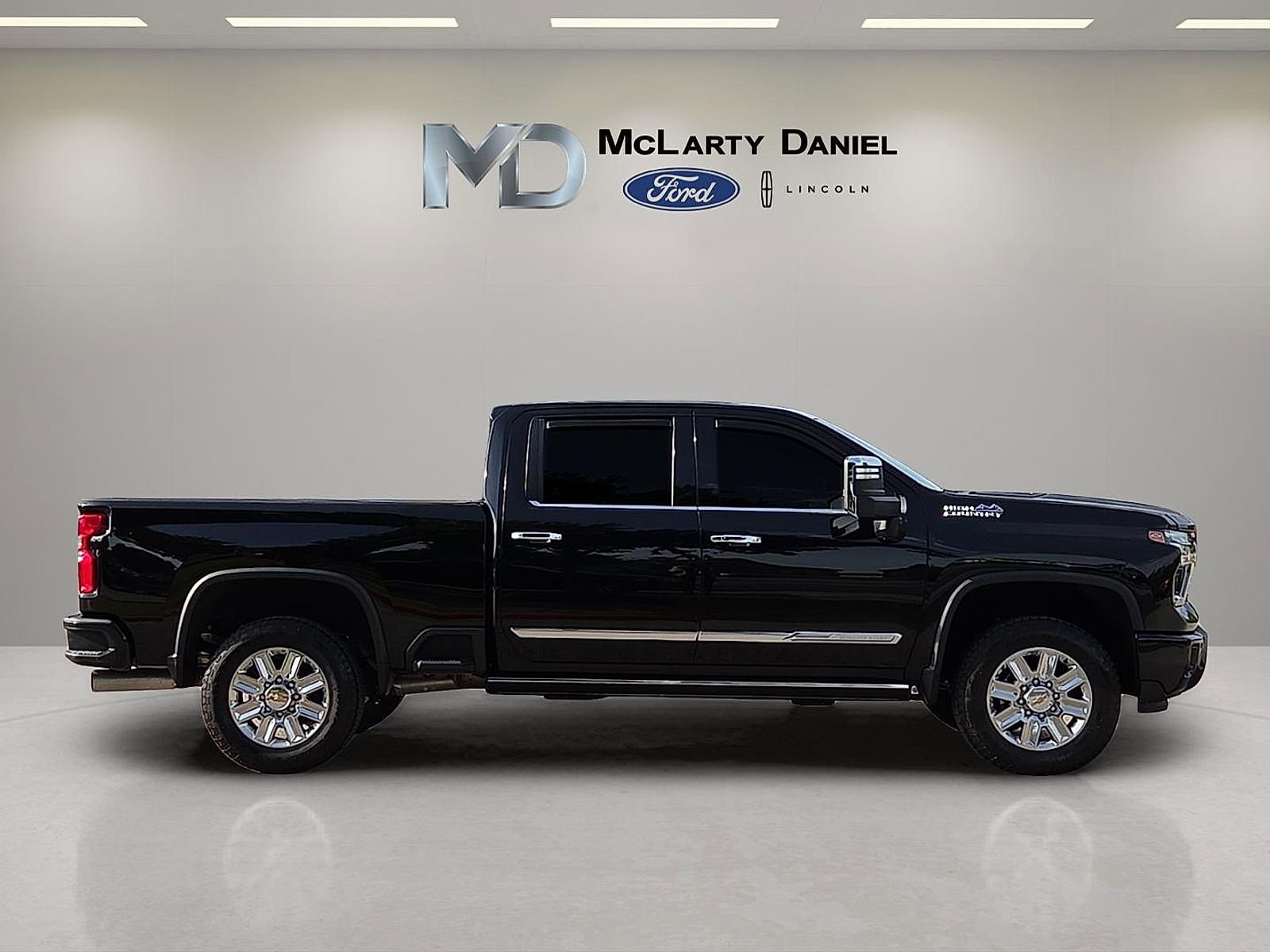 Used 2024 Chevrolet Silverado 2500 High Country w/ High Country Premium Package AWD/4WD image 6