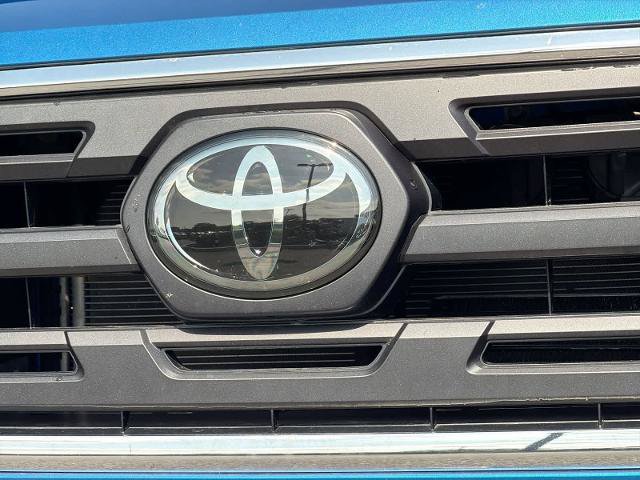 Used 2018 Toyota Tacoma SR5 AWD/4WD image 12