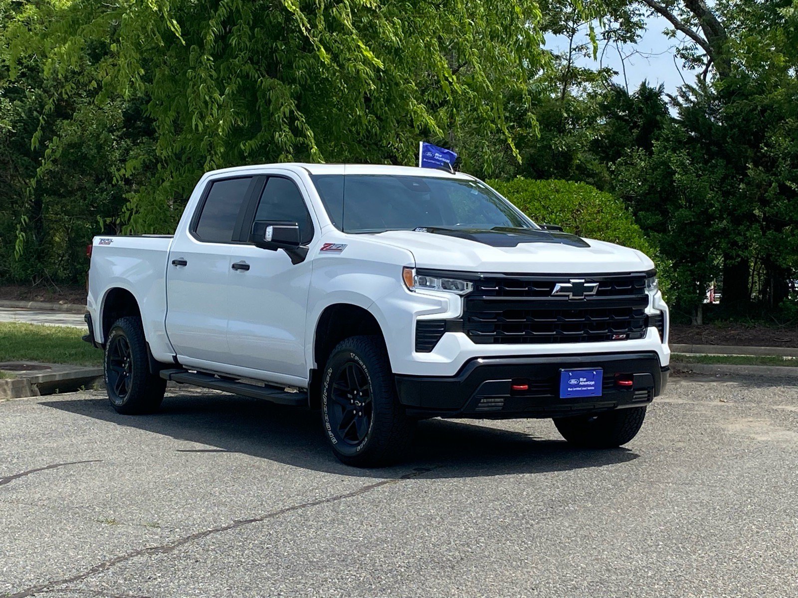 Used 2023 Chevrolet Silverado 1500 LT Trail Boss w/ Convenience Package II AWD/4WD image 2