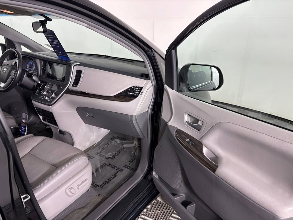 Used 2017 Toyota Sienna AWD image 37