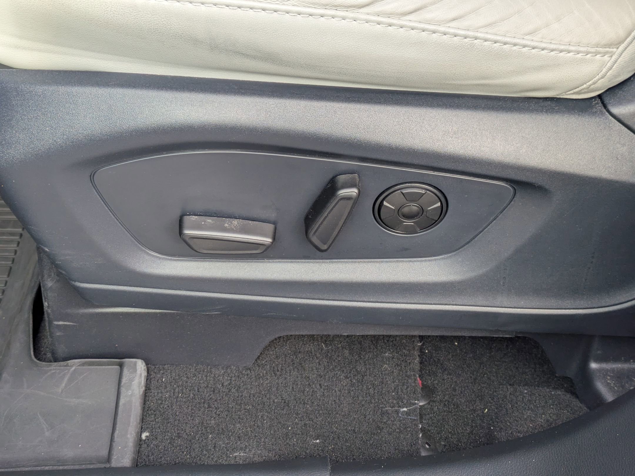 Certified 2025 Ford Explorer Platinum w/ Ultimate Package image 14