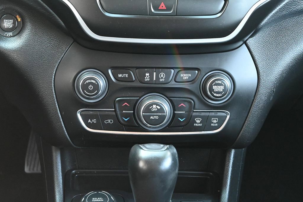 Used 2019 Jeep Cherokee Latitude Plus w/ Comfort/Convenience Group AWD/4WD image 28