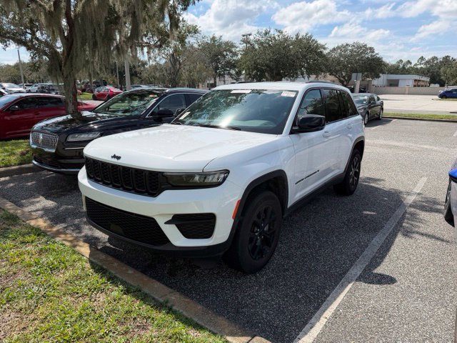 Used 2025 Jeep Grand Cherokee Altitude AWD/4WD image 6
