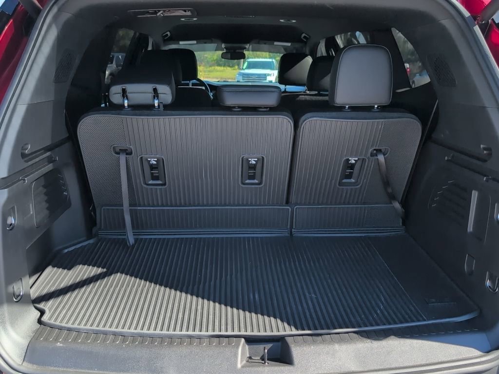 Used 2024 GMC Acadia AT4 w/ Luxury Package image 13