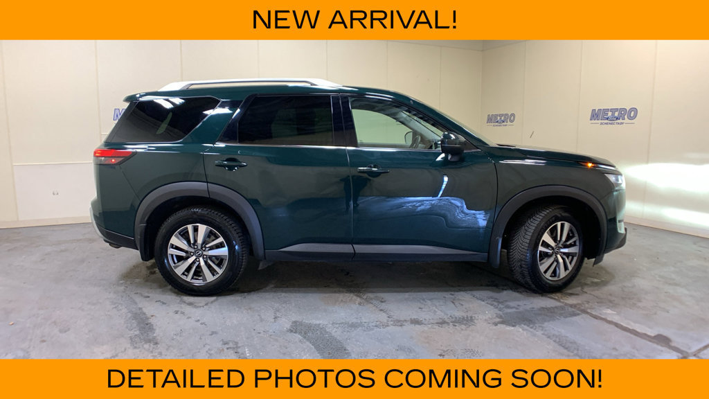 Used 2022 Nissan Pathfinder SL w/ SL Black Package AWD/4WD image 2