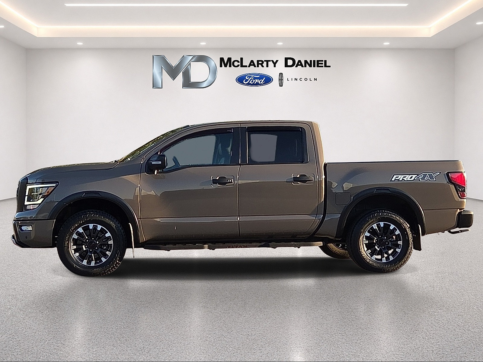 Used 2021 Nissan Titan PRO-4X w/ Pro-4x Convenience Package AWD/4WD image 3