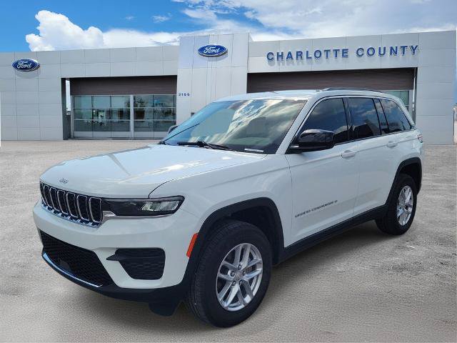 Used 2025 Jeep Grand Cherokee Laredo RWD image 2