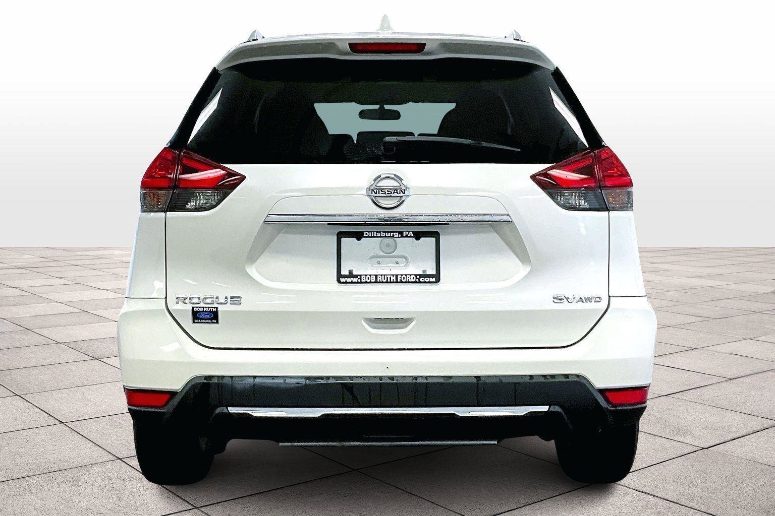 Used 2017 Nissan Rogue SV image 2