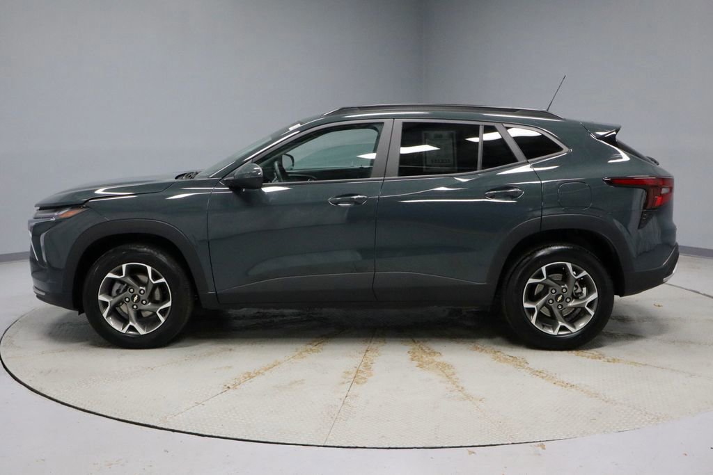 Used 2025 Chevrolet Trax LT w/ LT Convenience Package image 2