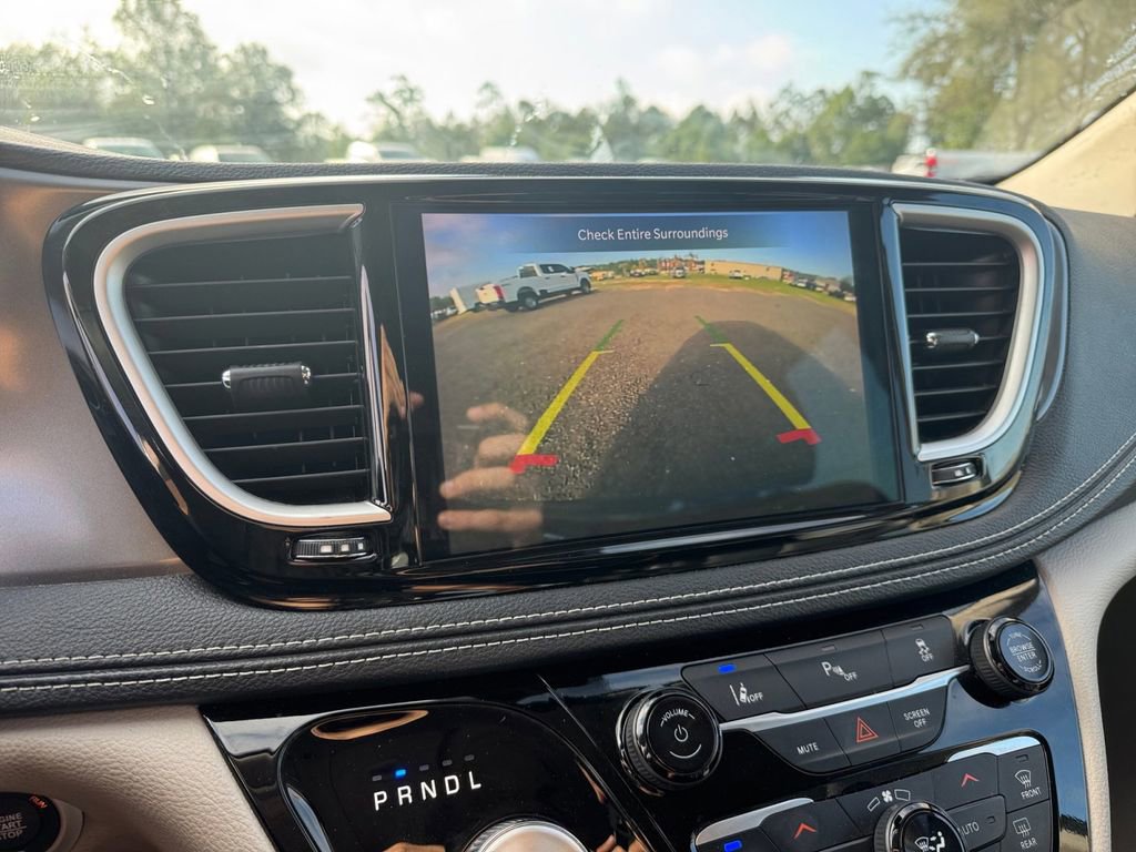 Used 2024 Chrysler Pacifica Limited FWD image 35