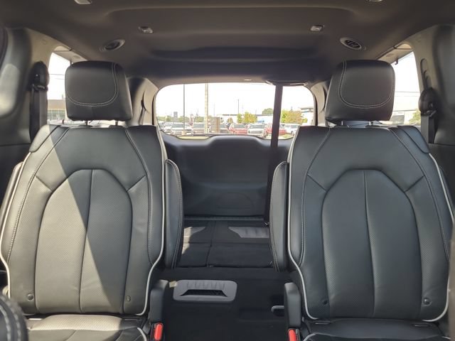 Used 2025 Chrysler Pacifica Limited FWD image 31