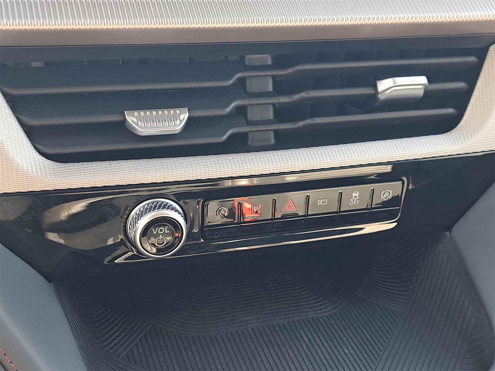 Certified 2025 Ford Explorer Active w/ Active Comfort Package image 27