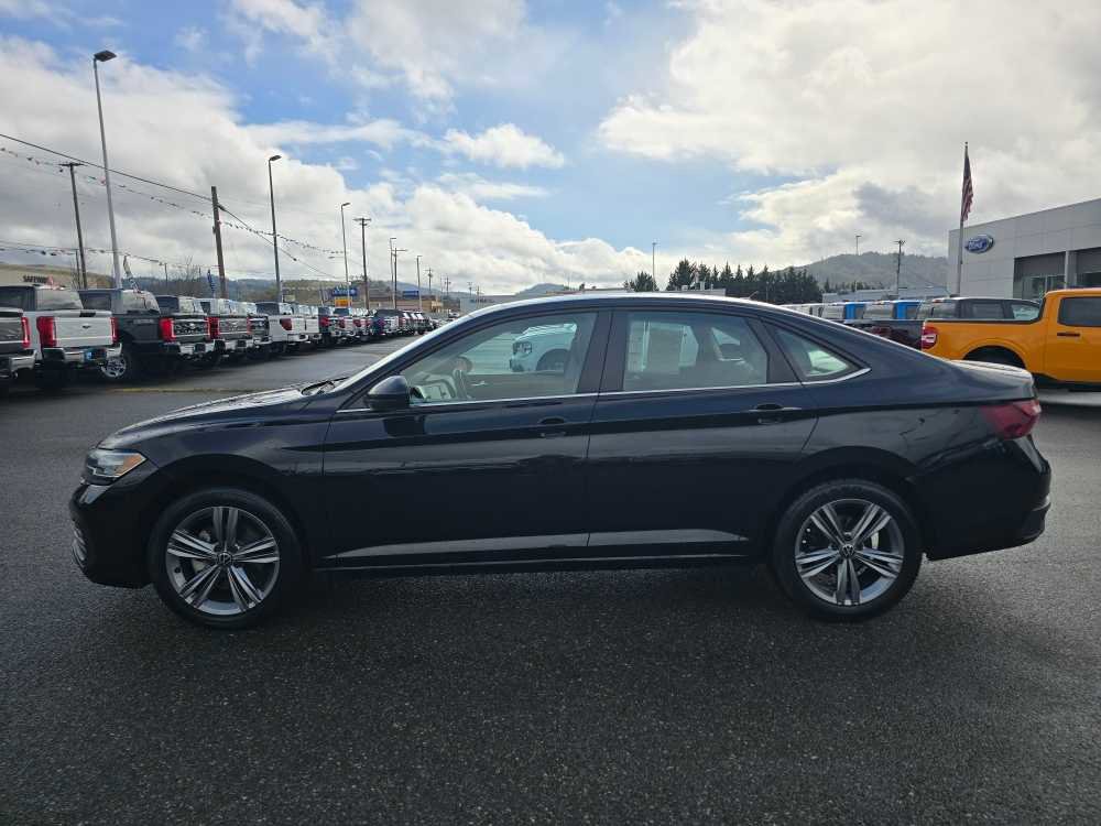 Used 2024 Volkswagen Jetta SE image 2